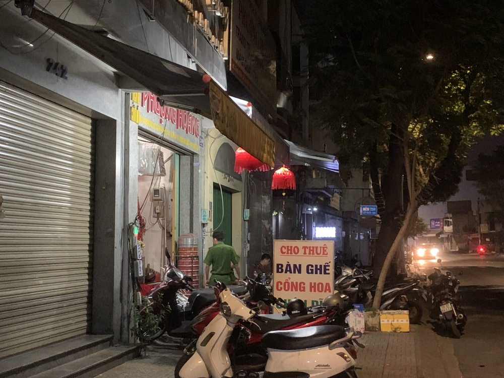 C&ocirc;ng an phong tỏa kh&aacute;m nghiệm hiện trường. Ảnh: Thi&ecirc;n H&ugrave;ng