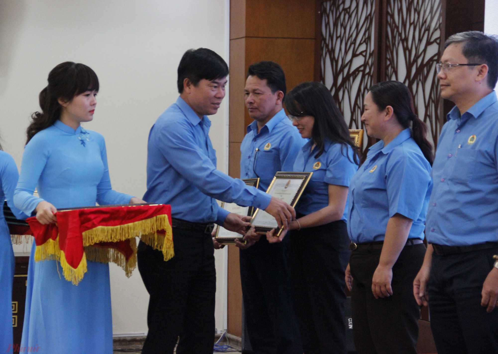 Li&ecirc;n đo&agrave;n Lao động TPHCM trao cờ thi đua, tặng bằng khen cho c&aacute;c tổ chức c&ocirc;ng đo&agrave;n ho&agrave;n th&agrave;nh tốt nhiệm vụ trong năm 2022.