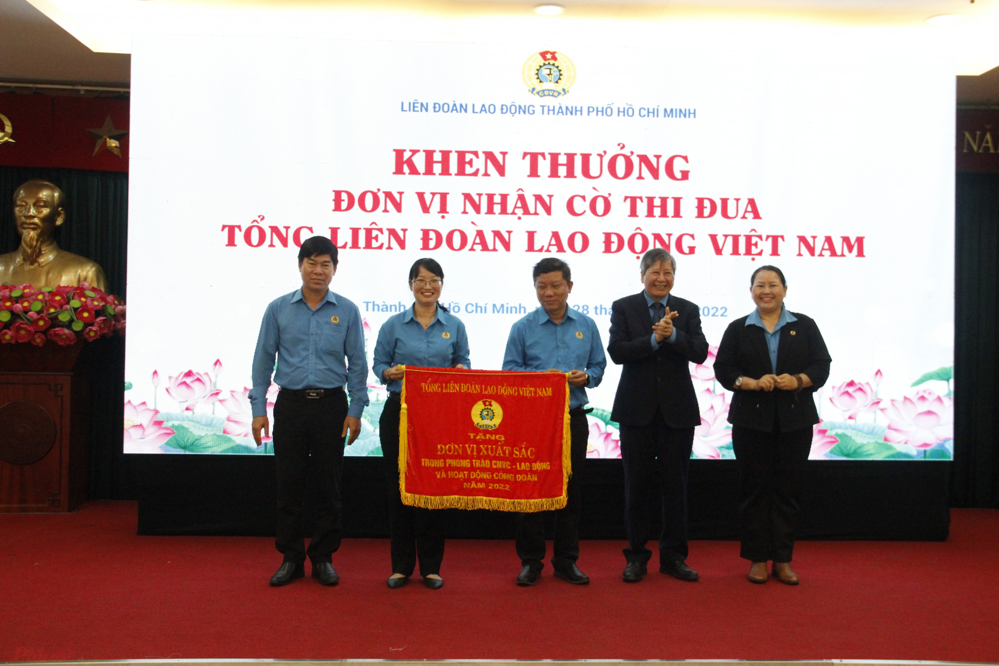 Li&ecirc;n đo&agrave;n Lao động TPHCM nhận cờ thi đua xuất sắc của Tổng Li&ecirc;n đo&agrave;n Lao động Việt Nam.