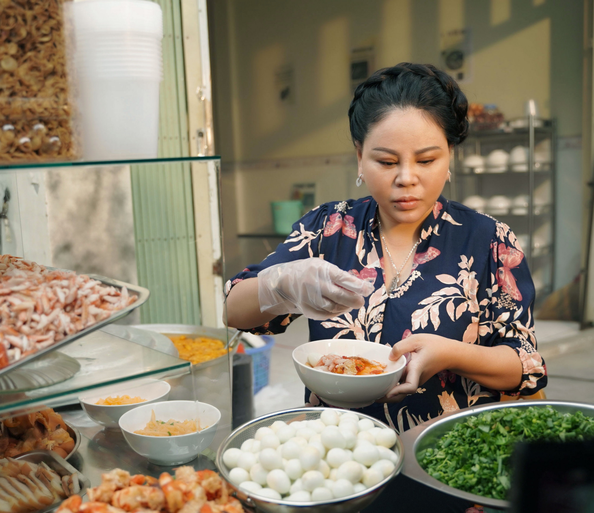 Nh&acirc;n vật b&agrave; Nữ b&aacute;n b&aacute;nh canh cua trong phim