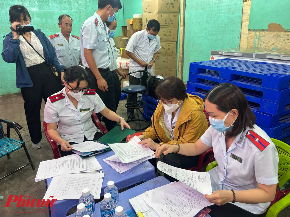 Cũng Theo Ban quản l&yacute; chợ đầu mối Thủ Đức, trong c&ocirc;ng t&aacute;c đảm bảo an to&agrave;n vệ sinh thực phẩm, c&aacute;c thương nh&acirc;n k&yacute; cam kết kh&ocirc;ng sử dụng h&oacute;a chất, chất phụ gia, chất tẩy trắng, chất bảo quản độc hại g&acirc;y nguy hại cho sức khỏe người ti&ecirc;u d&ugrave;ng v&agrave; sẽ chịu mọi tr&aacute;ch nhiệm trước ph&aacute;p luật nếu vi phạm. Đồng thời, Ban Quản l&yacute; An to&agrave;n thực phẩm th&agrave;nh phố phối hợp với Ban quản l&yacute; chợ h&agrave;ng năm tổ chức c&aacute;c lớp tập huấn kiến thức cho to&agrave;n thể thương nh&acirc;n v&agrave; c&aacute;n bộ, nh&acirc;n vi&ecirc;n tại chợ c&ugrave;ng tham dự, phổ biến c&aacute;c quy định hiện h&agrave;nh về đảm bảo an to&agrave;n thực phẩm trong kinh doanh thực phẩm; quy định về truy xuất nguồn gốc, thu hồi v&agrave; xử l&yacute; thực phẩm kh&ocirc;ng đảm bảo an to&agrave;n. Trong c&ocirc;ng t&aacute;c thực hiện &ndash; kiểm so&aacute;t, kiểm tra - C&ocirc;ng ty th&agrave;nh lập tổ kiểm so&aacute;t ATTP gồm 4 bộ phận C&ocirc;ng ty tham gia đi thực tế kiểm tra tại c&aacute;c điểm kinh doanh nhắc nhở thương nh&acirc;n to&agrave;n khu vực chợ việc thực hiện quy định ATTP. Nội dung kiểm tra gồm: kiểm tra sổ ghi ch&eacute;p nguồn gốc xuất xứ h&agrave;ng h&oacute;a, vệ sinh m&ocirc;i trường, nhắc nhở việc kh&ocirc;ng sử dụng c&aacute;c h&oacute;a chất, chất bảo quản, chất phụ gia ng&acirc;m, tẩy tr&ecirc;n tr&aacute;i c&acirc;y, rau củ quả g&acirc;y độc hại ảnh hưởng đến sức khỏe người ti&ecirc;u d&ugrave;ng, đặc biệt l&agrave; c&aacute;c mặt h&agrave;ng c&oacute; nguy cơ sử dụng h&oacute;a chất cao như: măng chua, măng luộc, cải chua, chanh, bắp chuối &ndash; rau muống b&agrave;o, h&agrave;nh - tỏi - ớt - sả xay; Tổ kiểm so&aacute;t ATTP C&ocirc;ng ty thường xuy&ecirc;n phối hợp với Đội 2 thuộc Ban ATTP TPHCM tổ chức kiểm tra gi&aacute;m s&aacute;t h&agrave;ng đ&ecirc;m c&ocirc;ng t&aacute;c an to&agrave;n thực phẩm của thương nh&acirc;n to&agrave;n chợ.