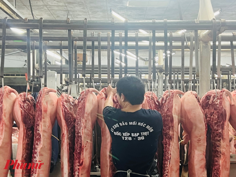 Một số thương nh&acirc;n c&oacute; hoang mang, kh&ocirc;ng an to&agrave;n v&agrave;o sự minh bạch, c&ocirc;ng bằng của c&ocirc;ng t&aacute;c ATTP v&igrave; việc kinh doanh c&aacute;c sản phẩm kh&ocirc;ng đảm bảo an to&agrave;n thực phẩm tại c&aacute;c tuyến đường xung quanh Chợ đ&atilde; g&acirc;y ảnh hưởng đến việc kinh doanh của thương nh&acirc;n trong Chợ
