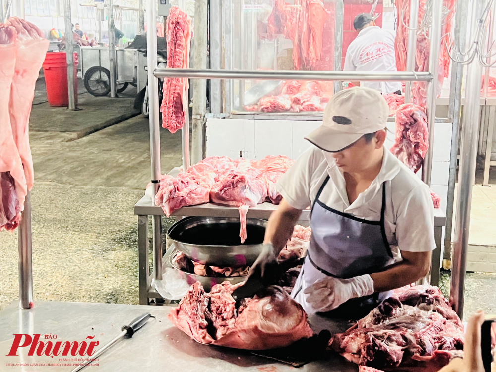 Theo Ban quản l&yacute; chợ đầu mối H&oacute;c M&ocirc;n, C&ocirc;ng ty Chợ đ&atilde; t&iacute;ch cực tham gia Đề &aacute;n quản l&yacute;,nhận diện v&agrave; truy xuất nguồn gốc thịt heo. Thịt heo nhập Chợ phải l&agrave; thịt heo tươi, được đeo v&ograve;ng nhận diện, c&oacute; nguồn gốc xuất xứ r&otilde; r&agrave;ng, được kiểm tra của th&uacute; y đ&uacute;ng theo quy định v&agrave; phải được Đội 9 , Ban quản l&yacute; Chợ kiểm tra trước khi v&agrave;o Chợ. Tất cả c&aacute;c xe chở thịt, cơ sở vật chất quầy sạp chợ thịt lu&ocirc;n được vệ sinh ti&ecirc;u độc khử tr&ugrave;ng h&agrave;ng ng&agrave;y đ&uacute;ng theo qui định, dụng cụ trang thiết bị kinh doanh, chế biến của thương nh&acirc;n đều được vệ sinh h&agrave;ng ng&agrave;y.