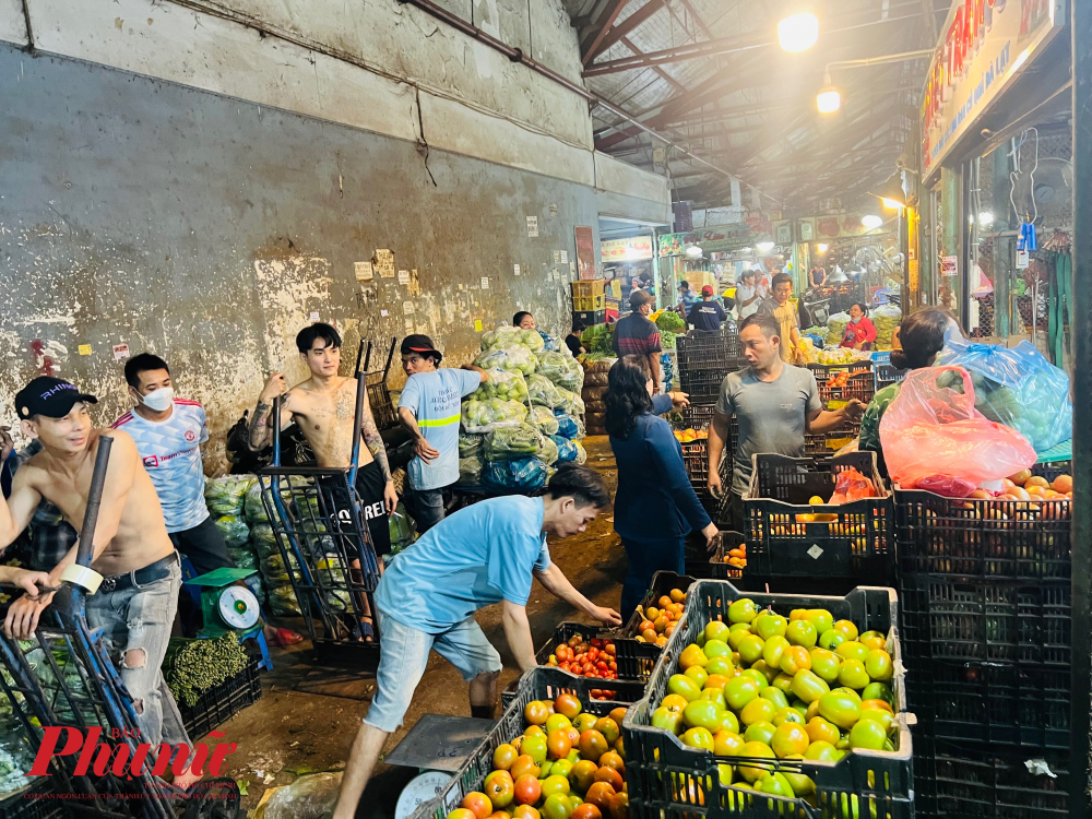Theo đại diện Ban quản l&yacute; chợ đầu mối Thủ Đức, Chợ Đầu mối N&ocirc;ng sản Thủ Đức hiện nay hoạt động chủ yếu v&agrave;o ban đ&ecirc;m gồm 3 nh&agrave; lồng chợ với 1.424 &ocirc; vựa, trong đ&oacute; c&oacute; 606 &ocirc; vựa kinh doanh ng&agrave;nh h&agrave;ng rau, 696 &ocirc; vựa kinh doanh ng&agrave;nh h&agrave;ng tr&aacute;i c&acirc;y, 92 &ocirc; vựa kinh doanh ng&agrave;nh hoa tươi v&agrave; 30 kiosque kinh doanh c&aacute;c ng&agrave;nh kh&aacute;c, chủ yếu l&agrave; ng&agrave;nh h&agrave;ng ăn uống, &hellip; Số thương nh&acirc;n hiện đang kinh doanh tại chợ c&oacute; 943 người.Tổng lượng h&agrave;ng nhập chợ ước t&iacute;nh trong năm 2022 l&agrave; 920.918 tấn. B&igrave;nh qu&acirc;n mỗi ng&agrave;y c&oacute; 2.523 tấn rau, tr&aacute;i c&acirc;y v&agrave; hoa tươi nhập chợ, giảm 810 tấn/ngảy tương ứng tỷ lệ giảm 24% so với b&igrave;nh qu&acirc;n năm 2021.