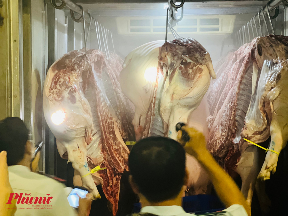 Tương tự, tại chợ đầu mối H&oacute;c M&ocirc;n, đo&agrave;n c&ocirc;ng t&aacute;c ưu ti&ecirc;n kiểm tra nguồn thịt heo nhập chợ. Hiện tại, thịt heo về chợ H&oacute;c M&ocirc;n khoảng 335 tấn/ng&agrave;y, đ&ecirc;m (khoảng 4.470 con); tr&aacute;i c&acirc;y khoảng 360 tấn/ng&agrave;y, đ&ecirc;m, rau củ khoảng 1.625 tấn/ng&agrave;y, đ&ecirc;m. H&agrave;ng h&oacute;a nhập chợ c&oacute; nguồn gốc xuất xứ trong nước chiếm khoảng 95%, Trung Quốc khoảng 4%, c&aacute;c nước kh&aacute;c khoảng 1%.