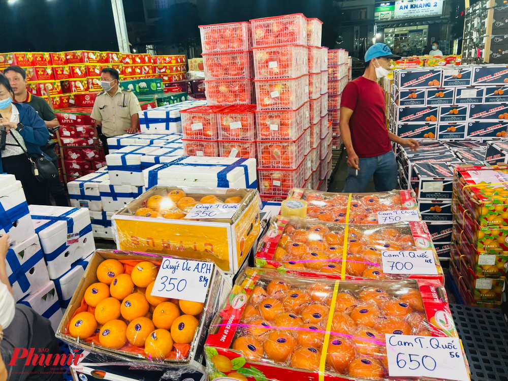 Tại chợ đầu mối n&ocirc;ng sản Thủ Đức, ngo&agrave;i nghe b&aacute;o c&aacute;o t&igrave;nh h&igrave;nh hoạt động chợ, đo&agrave;n tiến h&agrave;nh kiểm tra, lấy mẫu chủ yếu l&agrave; nh&oacute;m h&agrave;ng tr&aacute;i c&acirc;y nhập khẩu như t&aacute;o, nho, lựu,... c&oacute; xuất xứ từ nước ngo&agrave;i; nhằm truy xuất nguồn gốc, đảm bảo kh&ocirc;ng trộn h&agrave;ng, đội lốt c&aacute;c sản phẩm tr&aacute;i c&acirc;y, rau củ quả nhập chợ.