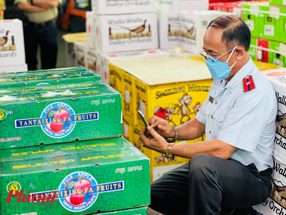 T&aacute;o Fuji - một loại t&aacute;o nổi tiếng của Nhật Bản nhưng tr&ecirc;n những th&ugrave;ng h&agrave;ng n&agrave;y, t&aacute;o Fuji đều c&oacute; xuất xứ từ Trung Quốc.