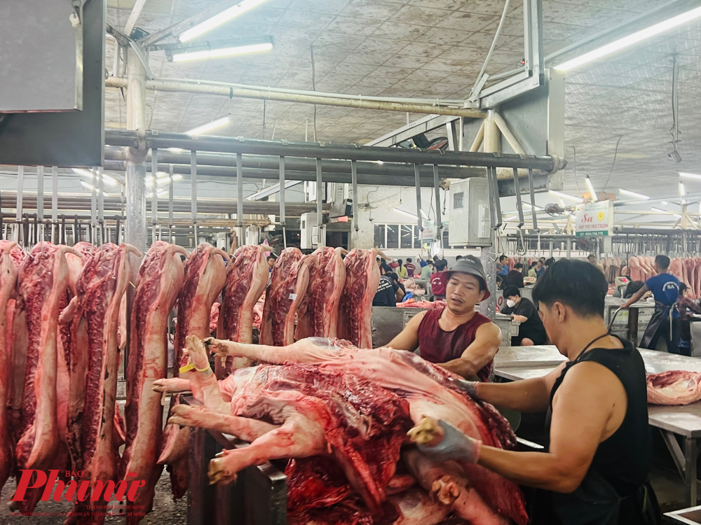 Hiện nay, c&ocirc;ng t&aacute;c an to&agrave;n thực phẩm trong Chợ đ&atilde; được kiểm so&aacute;t kh&aacute; chặt chẽ. Tuy nhi&ecirc;n, xung quanh khu vực b&ecirc;n ngo&agrave;i chợ xuất hiện ng&agrave;y c&agrave;ng nhiều c&aacute;c điểm kinh doanh tự ph&aacute;t, kh&ocirc;ng đảm bảo an to&agrave;n thực phẩm g&acirc;y ra nhiều bức x&uacute;c cho những thương nh&acirc;n chấp h&agrave;nh tốt c&aacute;c quy định của ph&aacute;p luật trong lĩnh vực an to&agrave;n thực phẩm. C&ocirc;ng ty chợ đầu mối H&oacute;c M&ocirc;n kiến nghị Ban an to&agrave;n thực phẩm, c&aacute;c cơ quan chức năng c&oacute; những biện ph&aacute;p nhằm tạo sự cạnh tranh c&ocirc;ng bằng trong c&ocirc;ng t&aacute;c an to&agrave;n thực phẩm.