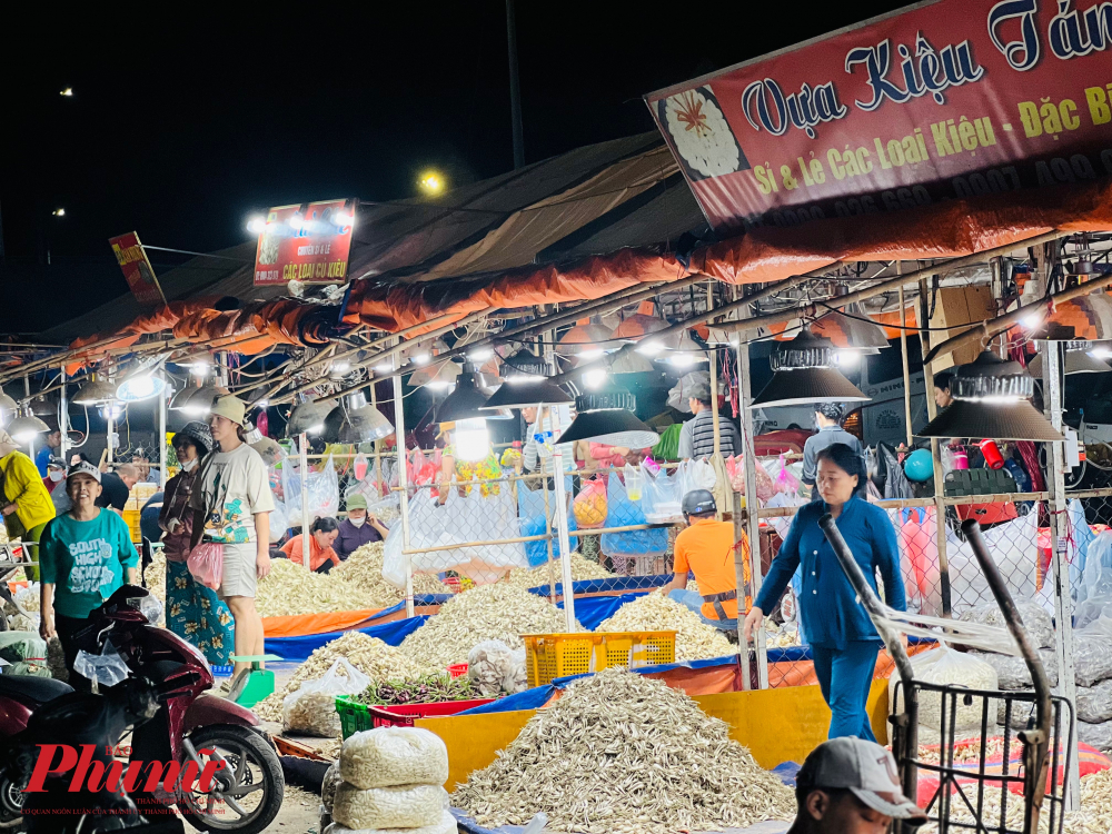 Cận Tết, chợ đầu mối n&ocirc;ng sản Thủ Đức mở ri&ecirc;ng một d&atilde;y c&aacute;c sạp chuy&ecirc;n h&agrave;ng kiệu để phục vụ nhu cầu của người d&acirc;n.