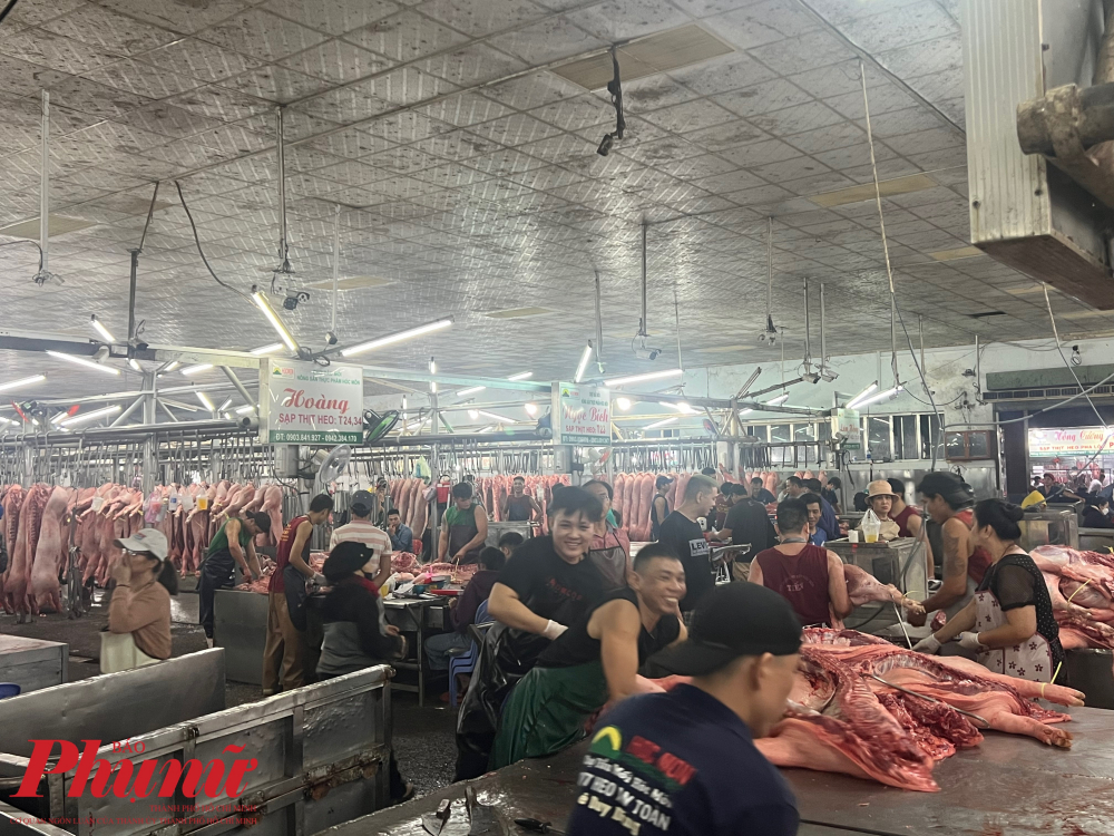 Do cận Tết, chợ sỉ thịt heo lớn nhất - nh&igrave; TPHCM kh&aacute; nhộn nhịp v&agrave;o khung giờ hoạt động.