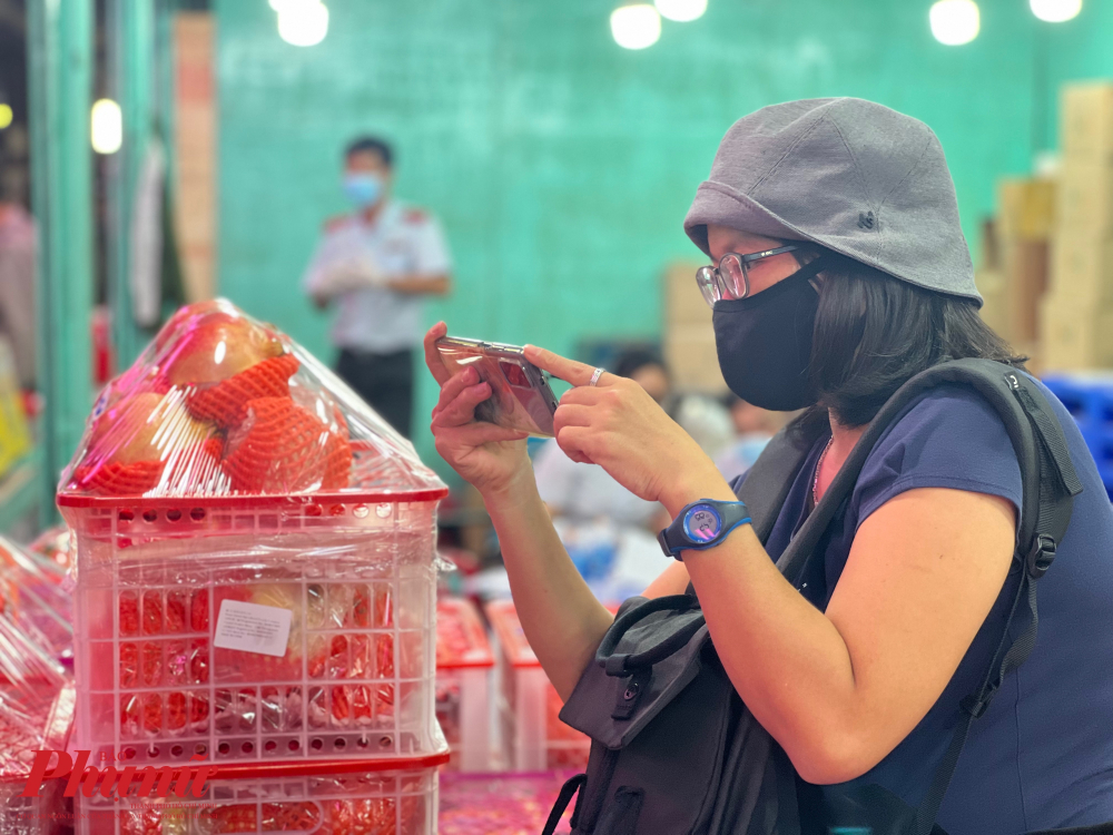 Trong ảnh l&agrave; sản phẩm lựu Tứ Xuy&ecirc;n (Trung Quốc) b&agrave;y b&aacute;n tại chợ với gi&aacute; t&ugrave;y loại từ 300.000 đồng/kg.