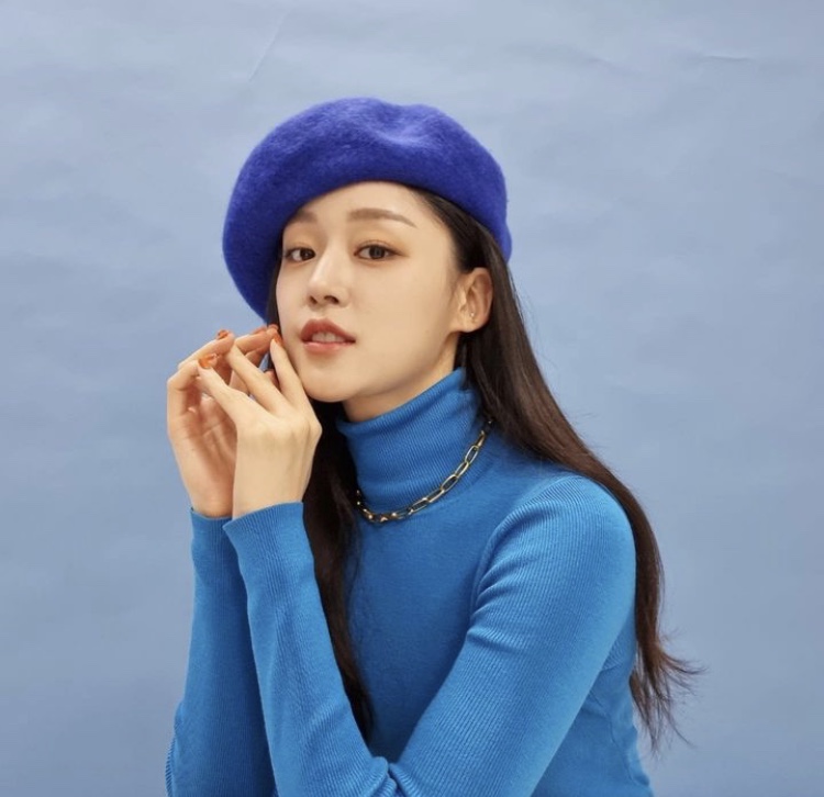 Choi Seo Eun c&oacute; khả năng giao tiếp tiếng Anh lưu lo&aacute;t v&igrave; du học Mỹ từ năm 14 tuổi. Ngo&agrave;i nhan sắc xinh đẹp, c&ocirc; n&agrave;ng c&ograve;n c&oacute; tr&igrave;nh độ học vấn đ&aacute;ng nể khi đ&atilde; tốt nghiệp khoa Mỹ thuật v&agrave; Hội họa của Viện Nghệ thuật Pratt - đại học tư thục chuy&ecirc;n về nghệ thuật nổi tiếng ở Brooklyn, New York (Mỹ).