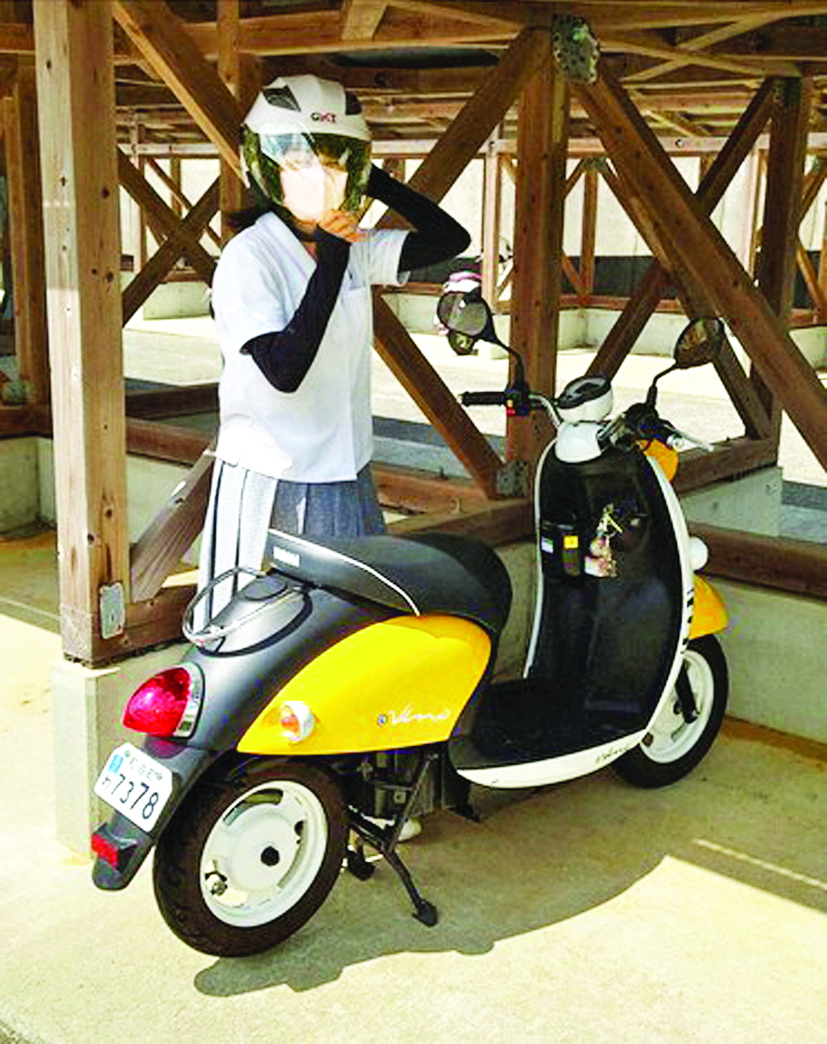 Một học sinh Trường THPT Okinoerabu sử dụng xe điện để tiết kiệm chi ph&iacute;, g&oacute;p phần giảm &ocirc; nhiễm m&ocirc;i trường tr&ecirc;n đảo - ẢNH: Japan Daily News JAPAN DAILY NEWS