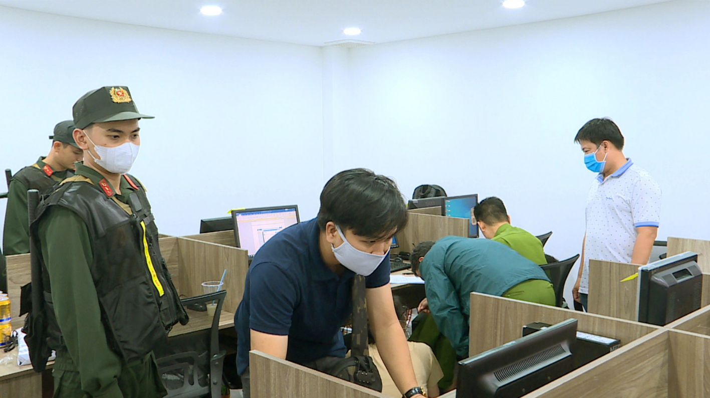 Ng&agrave;y 28/12, C&ocirc;ng an TPHCM đ&atilde; kh&aacute;m x&eacute;t 3 địa điểm v&agrave; tạm giữ 86 đối tượng li&ecirc;n quan đến hoạt động lừa r&uacute;t tiền mặt từ thẻ t&iacute;n dụng