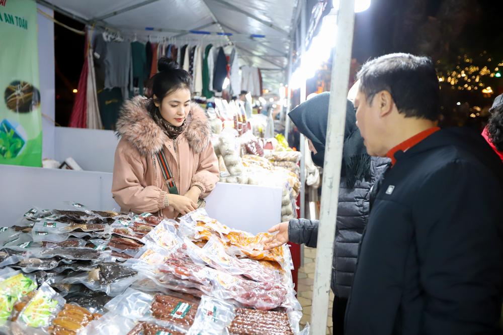 Chị Nguyễn Ngọc Linh (Hai B&agrave; Trưng, H&agrave; Nội) cho biết: &ldquo;H&ocirc;m nay l&agrave; ng&agrave;y khai trương n&ecirc;n t&ocirc;i thấy ở đ&acirc;y c&aacute;c hoạt động vẫn c&ograve;n kh&aacute; đơn điệu. Chỉ c&oacute; v&agrave;i ba tr&ograve; chơi d&acirc;n gian, 1 hoạt động &acirc;m nhạc du ca v&agrave; d&atilde;y kios b&aacute;n h&agrave;ng. Thời gian tới, t&ocirc;i k&igrave; vọng kh&ocirc;ng gian phố n&agrave;y c&oacute; thể mở rộng th&agrave;nh xung quanh hồ Thiền Quang v&agrave; ph&aacute;t triển được như phố đi bộ Hồ Gươm&rdquo;.