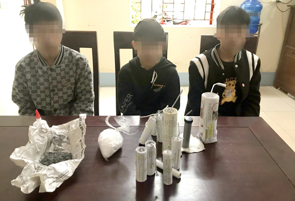 Nh&oacute;m học sinh chế ph&aacute;o nổ ở tỉnh Nghệ An - ẢNH: PHAN NGỌC