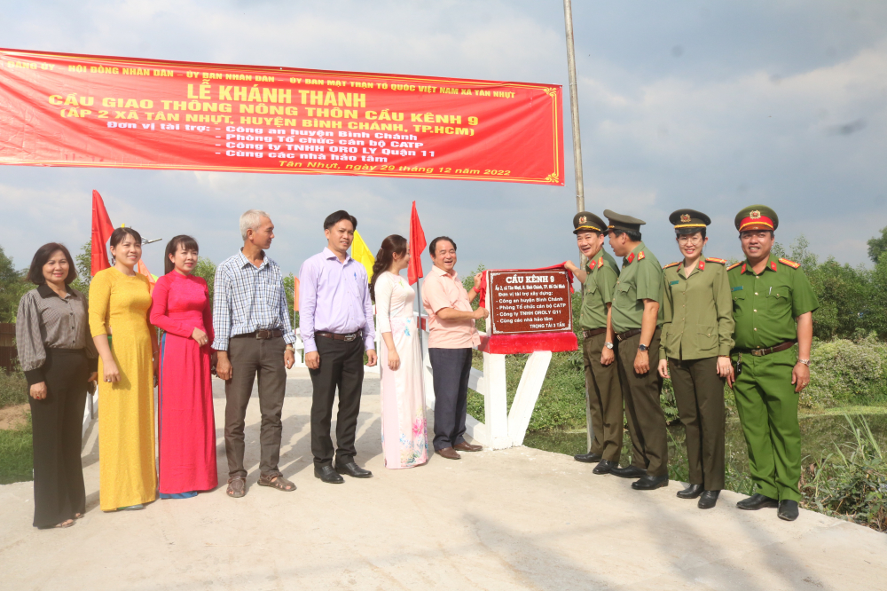L&atilde;nh đạo c&aacute;c đơn vị v&agrave; nh&agrave; hảo t&acirc;m c&ugrave;ng gỡ bảng lưu niệm tặng 