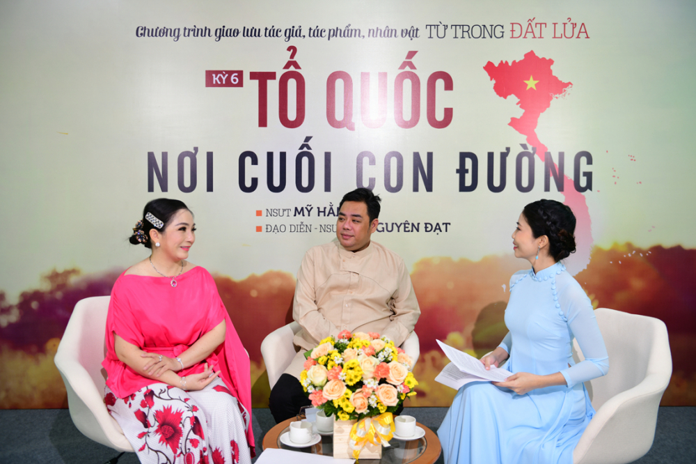 NSƯT Mỹ Hằng (trái) và NSƯT - đạo diễn Lê Nguyên Đạt tại chương trình Từ trong đất lửa - ẢNH: NGUYỄN QUANG