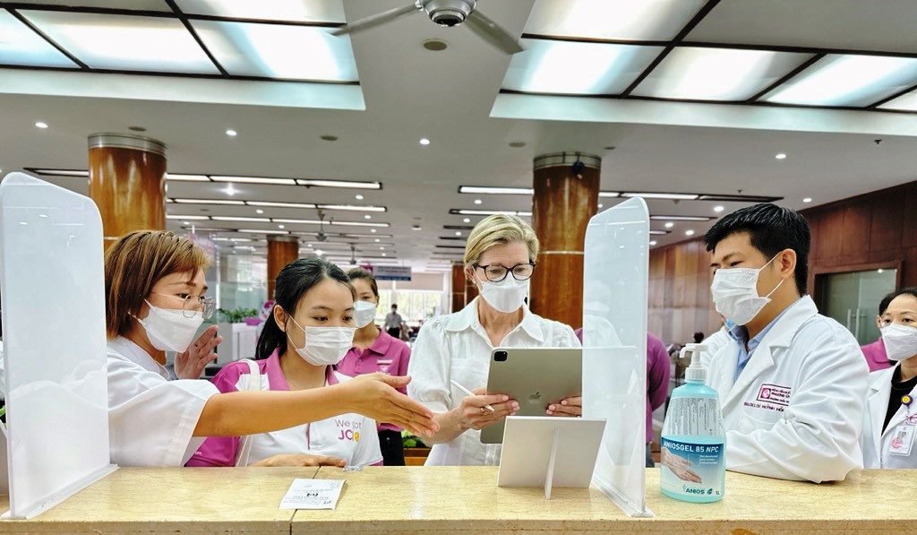 C&aacute;c chuy&ecirc;n gia quốc tế kiểm tra, đ&aacute;nh gi&aacute; chất lượng hoạt động ở Bệnh viện quốc tế Phương Ch&acirc;u Cần Thơ 
