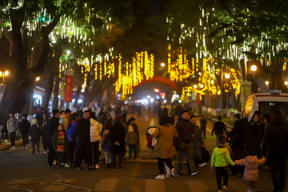Chị Nguyễn Thị Chi (Hai B&agrave; Trưng, H&agrave; Nội) chia sẻ: &ldquo;T&ocirc;i rất vui v&igrave; tuyến phố n&agrave;y đ&atilde; đi v&agrave;o hoạt động. Từ nay, gia đ&igrave;nh t&ocirc;i đ&atilde; c&oacute; th&ecirc;m lựa chọn để vui chơi dịp cuối tuần thay v&igrave; phải đi l&ecirc;n phố đi bộ Hồ Gươm&rdquo;.