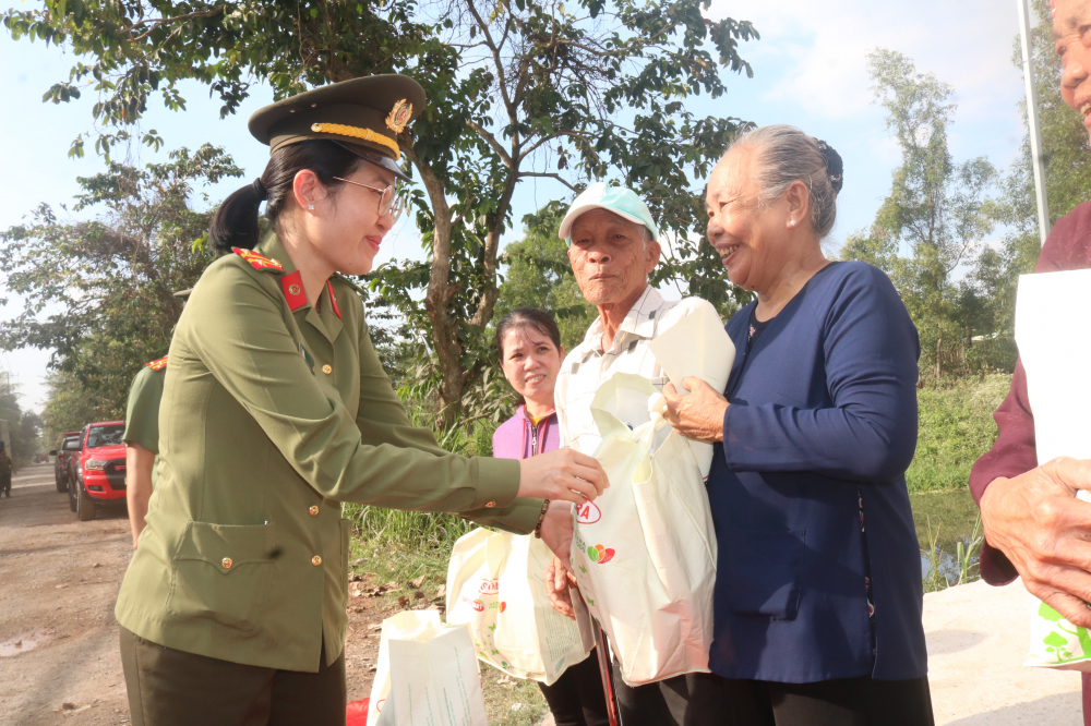 Trung t&aacute; Ho&agrave;ng Thị Lan Phương - Chủ tịch Hội Phụ nữ Ph&ograve;ng Tổ chức c&aacute;n bộ C&ocirc;ng an TP.HCM - tặng qu&agrave; tết cho b&agrave; con x&atilde; T&acirc;n Nhựt. 