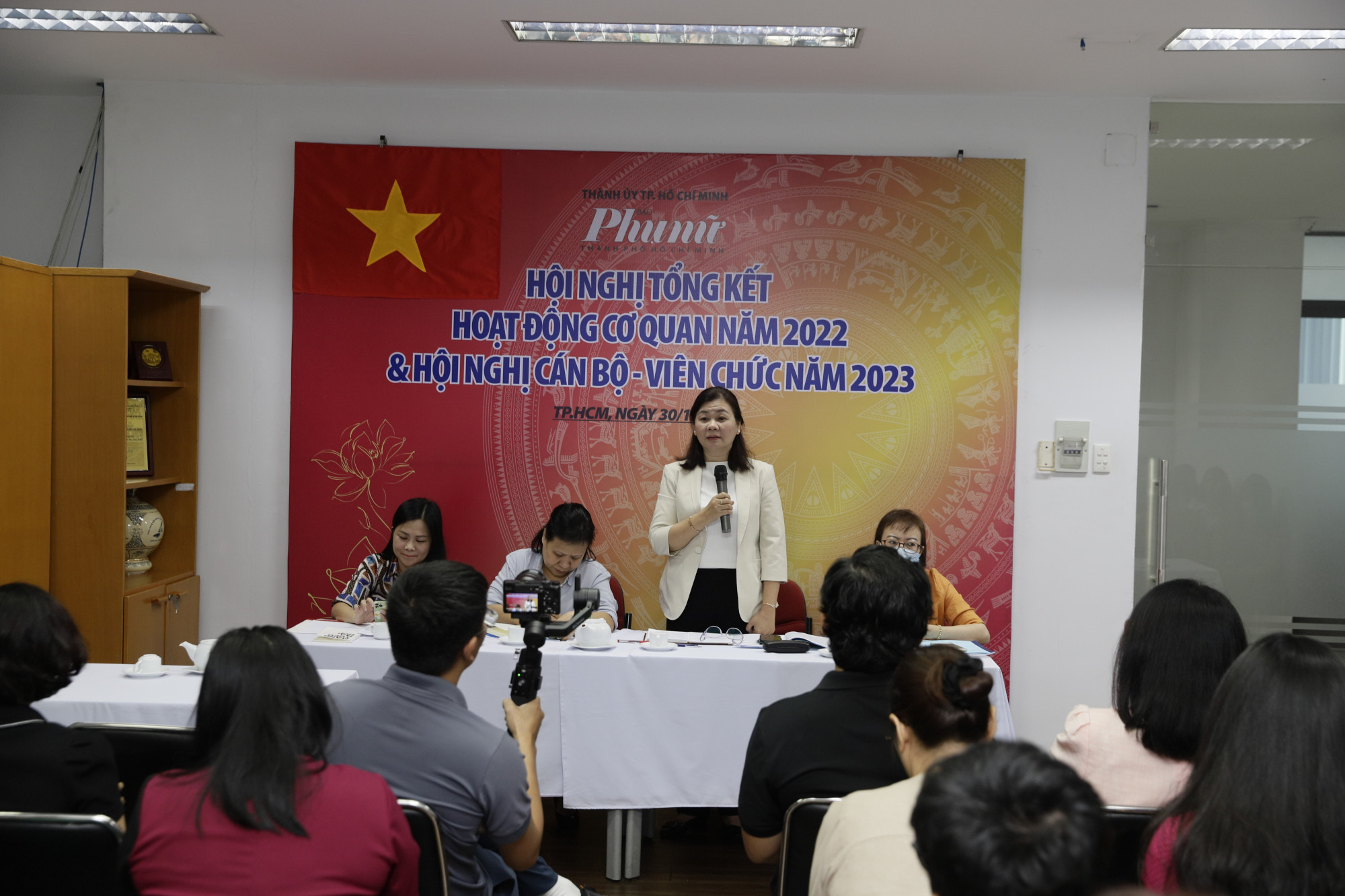 B&agrave; L&yacute; Việt Trung - Tổng Bi&ecirc;n tập B&aacute;o Phụ Nữ TPHCM ph&aacute;t biểu tại hội nghị 