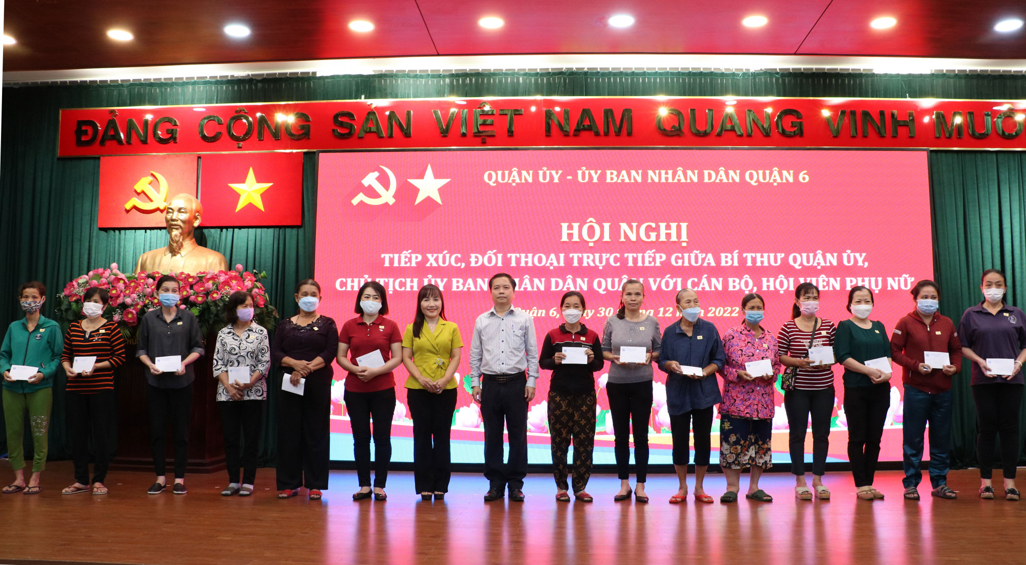 Dịp n&agrave;y, Ban tổ chức cũng trao qu&agrave; cho 28 phụ nữ c&oacute; ho&agrave;n cảnh đặc biệt kh&oacute; khăn tr&ecirc;n địa b&agrave;n