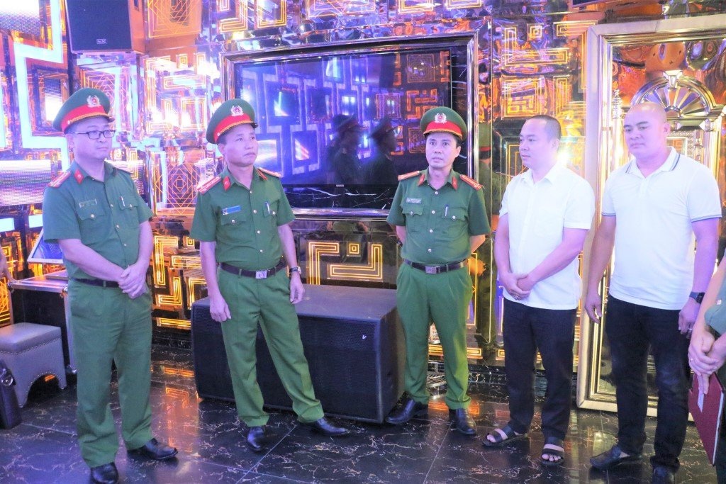 Lực lượng chức năng kiểm tra c&aacute;c ph&ograve;ng h&aacute;t karaoke tại tầng 6 t&ograve;a nh&agrave; Đại Huệ - Ảnh: C&ocirc;ng an cung cấp