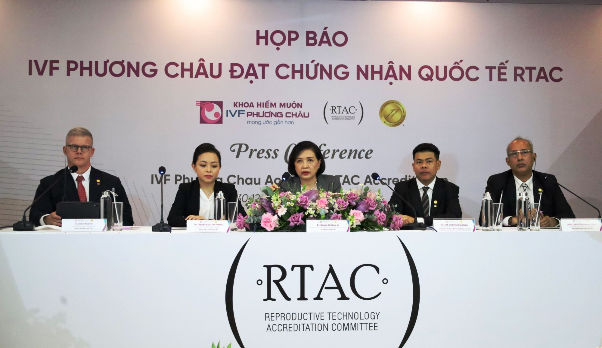 L&atilde;nh đạo Bệnh viện quốc tế Phương Ch&acirc;u chủ tr&igrave; họp b&aacute;o chiều 30/12