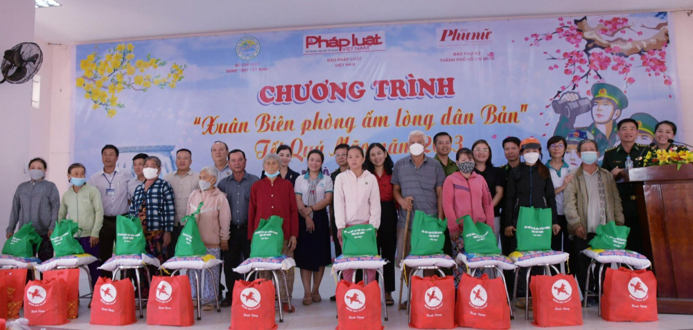 C&aacute;c đơn vị  trao tặng cho c&aacute;c hộ kh&oacute; khăn tr&ecirc;n địa b&agrave;n x&atilde; bi&ecirc;n giới T&acirc;n H&ograve;a