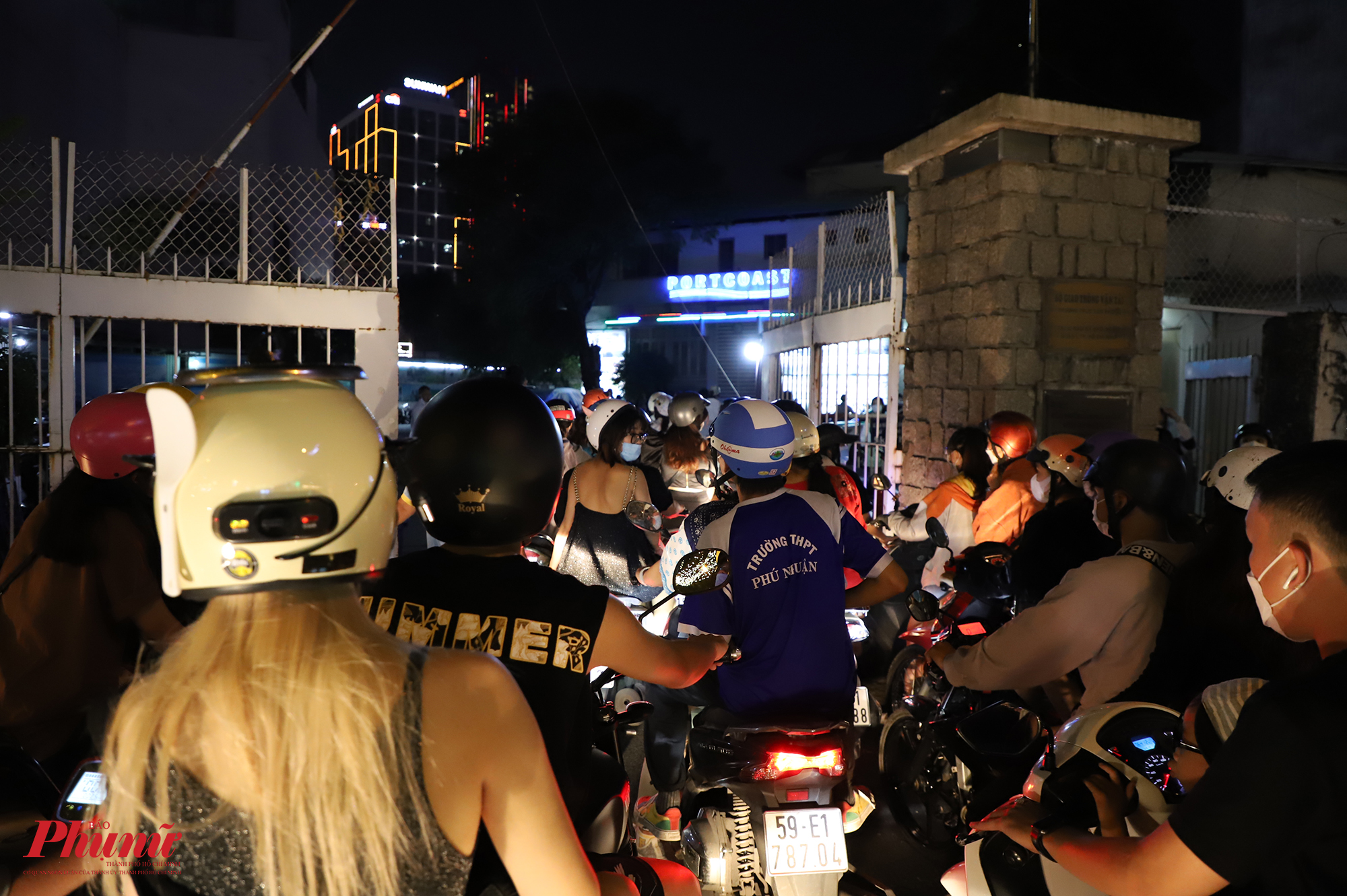 V&igrave; đ&ecirc;m nhạc rơi v&agrave;o ng&agrave;y cuối tuần, n&ecirc;n nhiều người đ&atilde; tập trung đến đường đi bộ Nguyễn Huệ từ sớm. Theo ghi nhận, khoảng gần 19g, nhiều b&atilde;i xe đ&atilde; ngưng nhận kh&aacute;ch v&igrave; lượng người đổ về qu&aacute; d&ocirc;ng. 