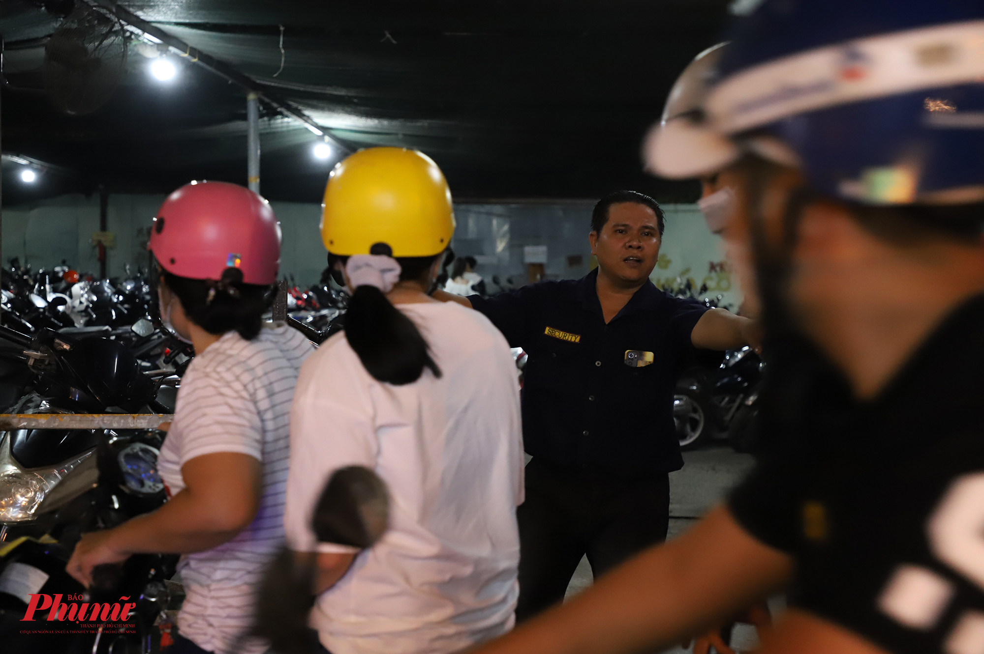 Bảo vệ đang điều phối xe tại một b&atilde;i xe lớn gần đường đi bộ Nguyễn Huệ. 