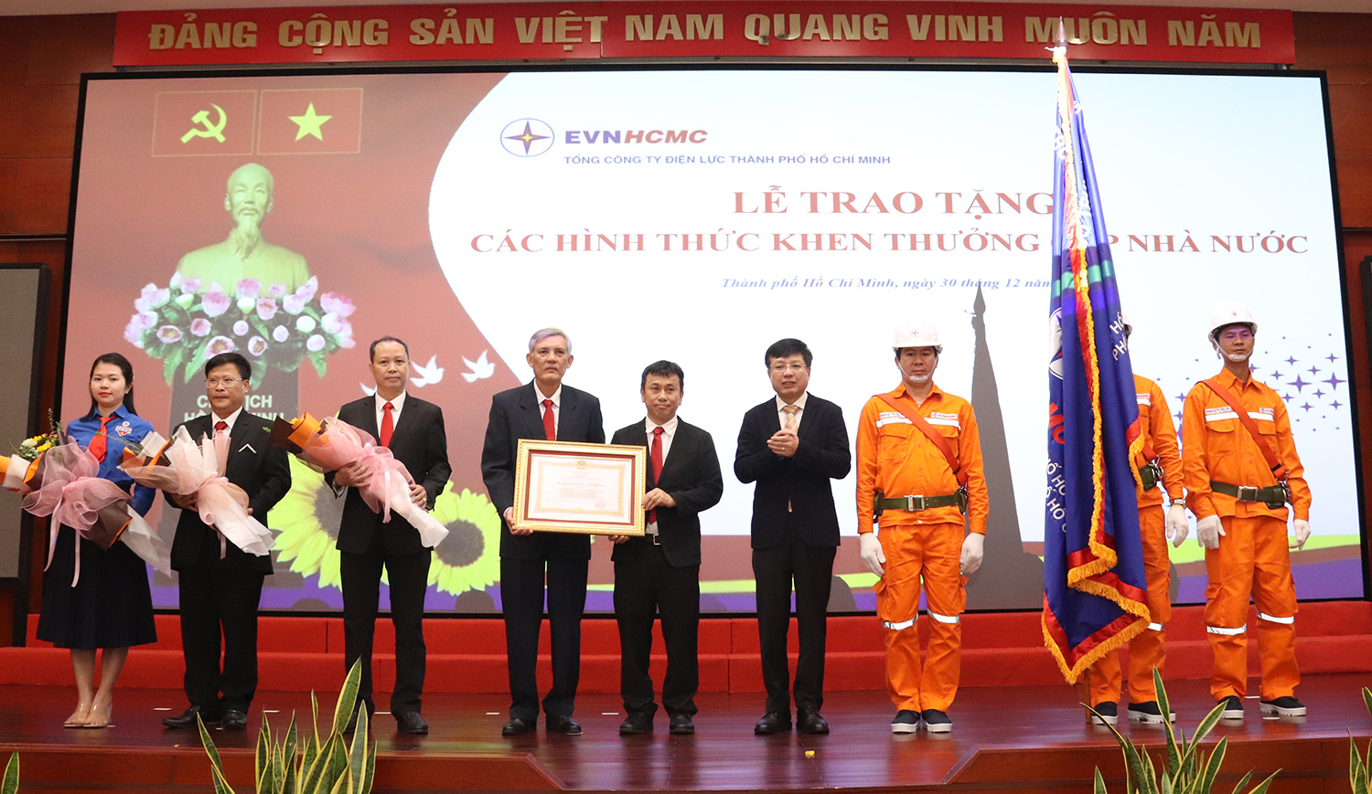 &Ocirc;ng Hồ Sỹ H&ugrave;ng - Ph&oacute; chủ tịch Ủy ban quản l&yacute; vốn nh&agrave; nước tại doanh nghiệp - trao Hu&acirc;n chương Lao động hạng Ba cho C&ocirc;ng ty Lưới điện cao thế TPHCM - Ảnh: EVNHCMC