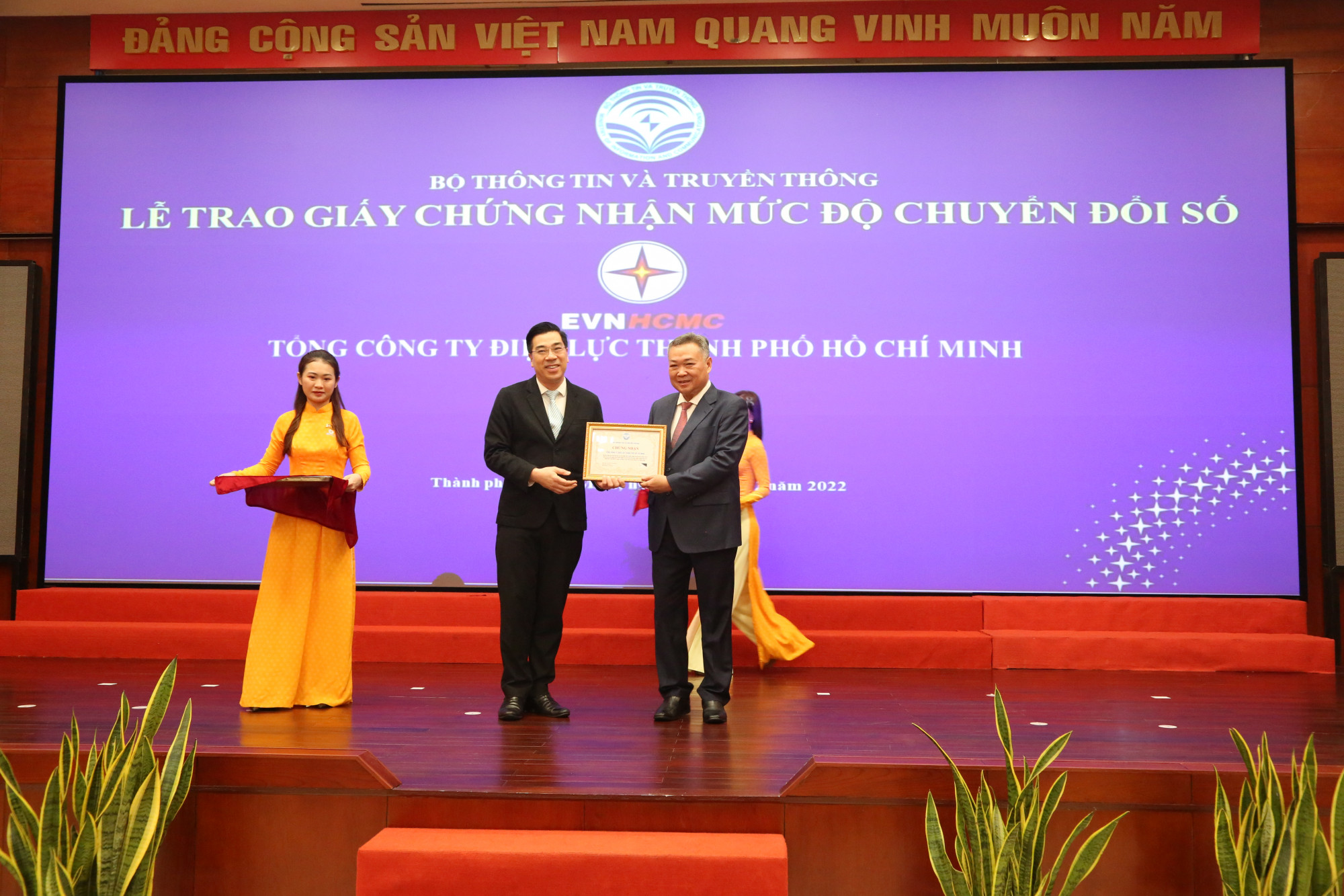 &Ocirc;ng Phạm Quốc Bảo (b&ecirc;n phải) - Chủ tịch Hội đồng Th&agrave;nh vi&ecirc;n Tổng c&ocirc;ng ty Điện lực TPHCM nhận giấy chứng nhận mức độ chuyển đổi số từ Bộ Th&ocirc;ng tin - Truyền th&ocirc;ng - Ảnh: EVNHCMC