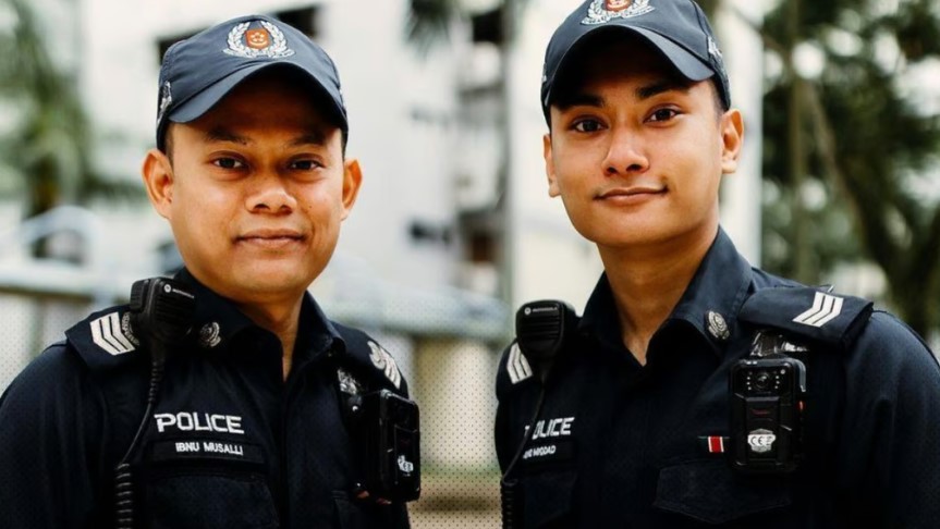 Cảnh s&aacute;t Singapore Ibnu Musalli (tr&aacute;i) v&agrave; Miqdad Fisall đ&atilde; giải cứu một người phụ nữ bị mắc kẹt trong nh&agrave; vệ sinh suốt 4 ng&agrave;y. Ảnh: Instagram/Lực lượng cảnh s&aacute;t Singapore