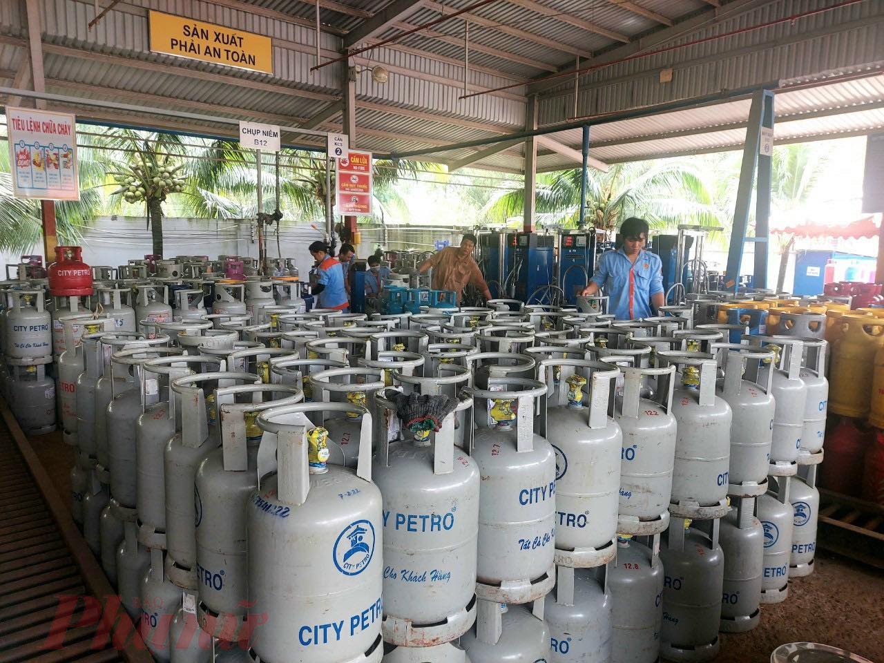 Từ ng&agrave;y 1/1/2023, gi&aacute; gas &ldquo;quay đầu&rdquo; giảm mạnh từ 14.000 - 23.000 đồng/b&igrave;nh 12kg, t&ugrave;y h&atilde;ng - Ảnh minh họa