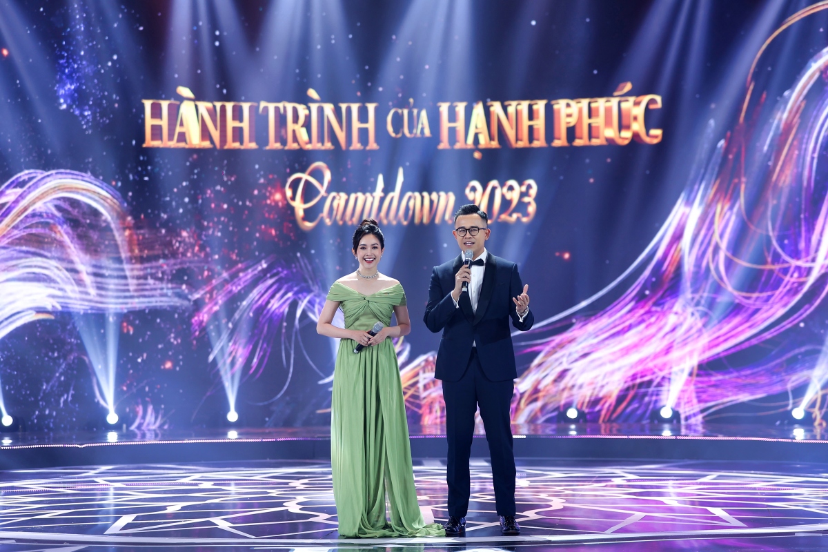 Đức Bảo - Th&ugrave;y Linh dẫn chương tr&igrave;nh ở điểm cầu s&acirc;n vận động quần ngựa, H&agrave; Nội