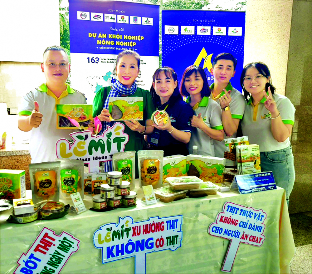 Cao Thị Cẩm Nhung cho biết  sẽ c&ugrave;ng n&ocirc;ng d&acirc;n sản xuất  nguy&ecirc;n liệu, cung ứng  cho những đơn vị  chuy&ecirc;n chế biến  thực phẩm để đạt  hiệu quả doanh thu,  gi&uacute;p b&agrave; con c&oacute; thu nhập  ổn định