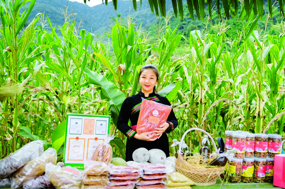Niềm vui của c&ocirc; g&aacute;i T&agrave;y sinh năm 1977 Phan Thị Tố Mười l&agrave; đ&atilde; tạo được việc l&agrave;m cho b&agrave; con  khi c&ugrave;ng tham gia sản xuất b&uacute;n ngũ sắc