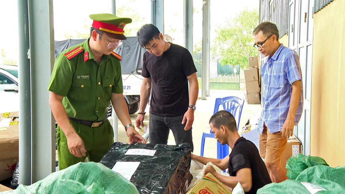 C&ocirc;ng an Thừa Thi&ecirc;n - Huế kiểm tra, xử l&yacute; &ocirc; t&ocirc; mang biển kiểm so&aacute;t 51LD-168.80 k&eacute;o theo rơ mo&oacute;c 51R-258.88 của C&ocirc;ng ty TNHH A S&oacute;c, địa chỉ tại quận H&agrave; Đ&ocirc;ng (H&agrave; Nội) chở h&agrave;ng lậu - ẢNH: THUẬN H&Oacute;A
