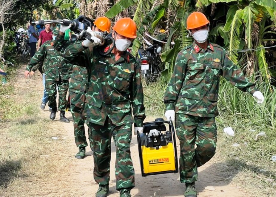 Lực lượng c&ocirc;ng binh - thuộc Qu&acirc;n khu 9 đ&atilde; đến Đồng Th&aacute;p để hỗ trợ giải cứu ch&aacute;u b&eacute; lọt v&agrave;o trụ b&ecirc; t&ocirc;ng