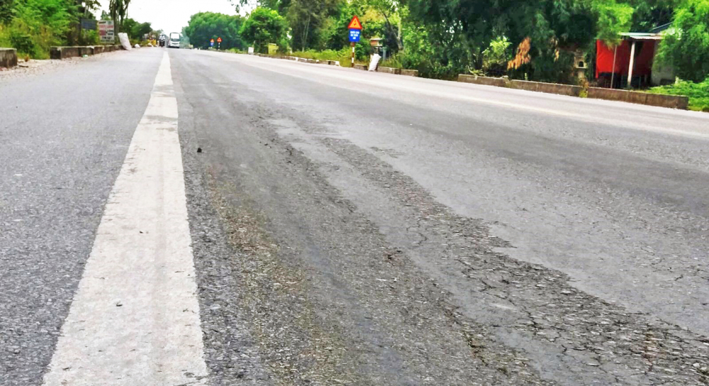 Đường tr&aacute;nh Quốc lộ 1A qua TP Huế thường xuy&ecirc;n hư hỏng g&acirc;y kh&oacute; khăn cho c&aacute;c phương tiện giao th&ocirc;ng đồng thời cũng dễ xảy ra tai nạn