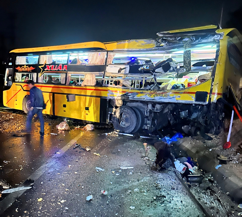 Vụ tai nạn giao th&ocirc;ng nghi&ecirc;m trọng khiến 15 người thương vong xảy ra tối 9/11/2022 tại Km17+500 đường tr&aacute;nh Huế đoạn qua x&atilde; Hương Thọ (TP Huế)