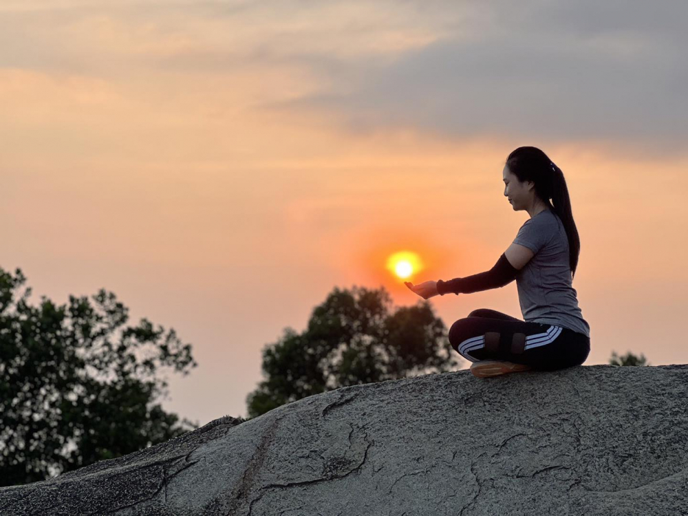 N&uacute;i Chứa Chan (hay n&uacute;i Gia L&agrave;o, thuộc tỉnh Đồng Nai): Sở hữu chiều cao 873m so với mực nước biển, đ&acirc;y l&agrave; ngọn n&uacute;i cao thứ hai trong khu vực Nam Bộ. Để chinh phục được ngọn n&uacute;i n&agrave;y bạn c&oacute; 2 hướng đi ch&iacute;nh l&agrave; đi theo đường ch&ugrave;a v&agrave; đường cột điện. Hai đường n&agrave;y cũng giống như 2 đường ch&iacute;nh v&agrave; dễ nhất khi leo n&uacute;i. Nếu đi theo đường ch&ugrave;a, c&aacute;c bạn đi c&aacute;p treo hoặc leo bậc thang tới ch&ugrave;a Gia L&agrave;o nằm ở lưng chừng n&uacute;i, rồi từ đ&oacute; đi bộ l&ecirc;n đỉnh n&uacute;i theo đường m&ograve;n. Đường n&agrave;y đoạn đầu đ&ocirc;ng đ&uacute;c ồn &agrave;o, đoạn sau dễ lạc n&ecirc;n &iacute;t được ưa chuộng bằng đường cột điện. Nếu đi theo đường cột điện, bạn chỉ việc đếm cột điện v&agrave; đi theo đường m&ograve;n cho tới khi l&ecirc;n tới đỉnh. Đường cột điện được nhiều phượt thủ chọn nhất - Ảnh: Group Leonuichuachan