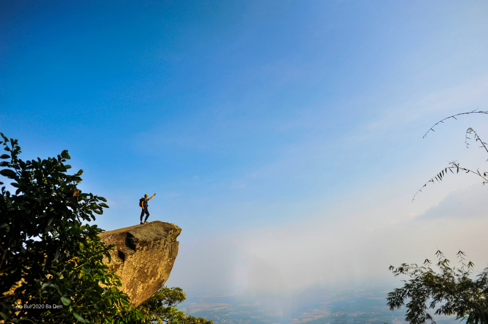 N&uacute;i B&agrave; Đen (T&acirc;y Ninh): Với chiều cao 986m so với mực nước biển, n&uacute;i B&agrave; Đen l&agrave; ngọn n&uacute;i cao nhất Nam Bộ. Để chinh phục được ngọn n&uacute;i n&agrave;y bạn c&oacute; thể chọn c&aacute;p treo hoặc leo n&uacute;i theo 1 trong 4 con đường: ch&ugrave;a, cột, Ma Thi&ecirc;n L&atilde;nh v&agrave; Dốc Đ&aacute; Trắng - Ảnh: An B&ugrave;i