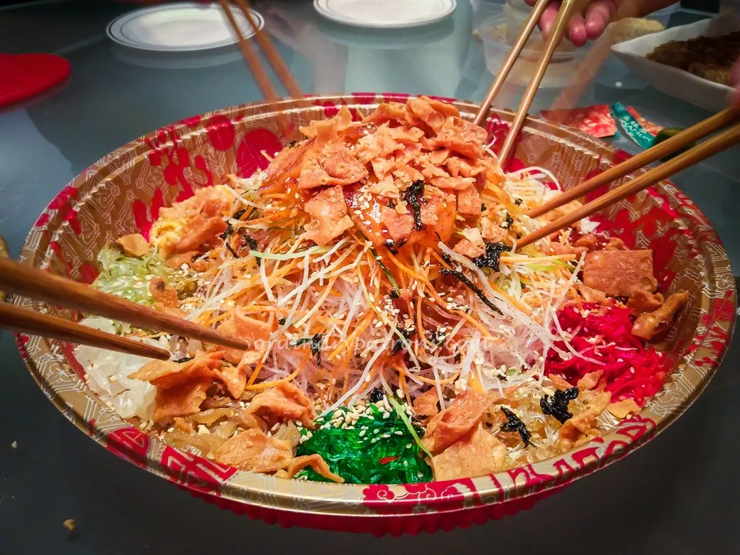 Bạn chưa bao giờ thực sự ăn mừng Tết Nguy&ecirc;n Đ&aacute;n ở Singapore nếu bạn chưa ăn m&oacute;n salad n&agrave;y trước đ&acirc;y. Lo hei l&agrave; một phong tục khởi đầu cho c&aacute;c lễ hội của nhiều hộ gia đ&igrave;nh Trung Quốc v&agrave; n&oacute; thường được tiến h&agrave;nh trước bữa tối đo&agrave;n tụ. Tự h&agrave;o với nhiều th&agrave;nh phần được cắt l&aacute;t phức tạp như rau tươi cho đến hải sản sống - mỗi thứ đều c&oacute; &yacute; nghĩa tốt l&agrave;nh đằng sau n&oacute; - lễ n&eacute;m c&ograve;n mời gia đ&igrave;nh v&agrave; bạn b&egrave; đ&oacute;ng g&oacute;p với những c&acirc;u n&oacute;i v&agrave; lời