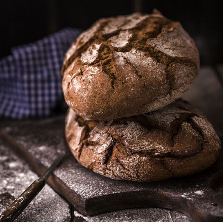 Đu đ&oacute; b&aacute;nh m&igrave; truyền thống đ&oacute;n năm mới của người Ireland l&agrave; đập b&aacute;nh m&igrave; v&agrave;o tường GMVOZD GETTY IMAGES Trong khi nhiều quốc gia c&oacute; truyền thống li&ecirc;n quan đến ẩm thực, truyền thống th&uacute; vị nhất của Ireland kh&ocirc;ng li&ecirc;n quan đến ăn uống. Thay v&agrave;o đ&oacute;, người Ireland đập b&aacute;nh m&igrave; Gi&aacute;ng sinh tr&ecirc;n c&aacute;c bức tường trong nh&agrave; của họ. N&oacute; được cho l&agrave; để đuổi bất kỳ linh hồn xấu n&agrave;o ra khỏi nh&agrave; để bắt đầu một năm mới su&ocirc;n sẻ. (Dọn dẹp nh&agrave; cửa cẩn thận, c&oacute; lẽ l&agrave; sau khi đập b&aacute;nh m&igrave;, cũng l&agrave; một truyền thống của người Ireland.)