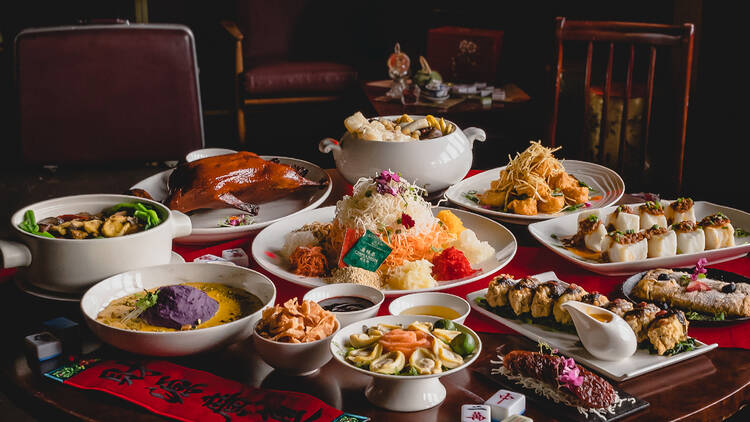 Bạn chưa bao giờ thực sự ăn mừng Tết Nguy&ecirc;n Đ&aacute;n ở Singapore nếu bạn chưa ăn m&oacute;n salad n&agrave;y trước đ&acirc;y. Lo hei l&agrave; một phong tục khởi đầu cho c&aacute;c lễ hội của nhiều hộ gia đ&igrave;nh Trung Quốc v&agrave; n&oacute; thường được tiến h&agrave;nh trước bữa tối đo&agrave;n tụ. Tự h&agrave;o với nhiều th&agrave;nh phần được cắt l&aacute;t phức tạp như rau tươi cho đến hải sản sống - mỗi thứ đều c&oacute; &yacute; nghĩa tốt l&agrave;nh đằng sau n&oacute; - lễ n&eacute;m c&ograve;n mời gia đ&igrave;nh v&agrave; bạn b&egrave; đ&oacute;ng g&oacute;p với những c&acirc;u n&oacute;i v&agrave; lời