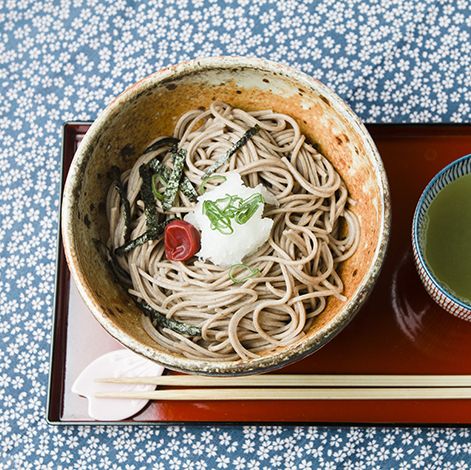 Ăn nhiều thức ăn để sống l&acirc;u m&igrave; soba trong truyền thống năm mới WESTEND61 GETTY IMAGES Ở Nhật Bản, theo truyền thống, người ta thường ăn m&oacute;n  toshikoshi soba , một m&oacute;n ăn với sợi m&igrave; kiều mạch d&agrave;i được ăn n&oacute;ng hoặc lạnh. Sợi m&igrave; tượng trưng cho sự trường thọ v&agrave; c&acirc;y kiều mạch tươi tốt tượng trưng cho sự ki&ecirc;n cường.
