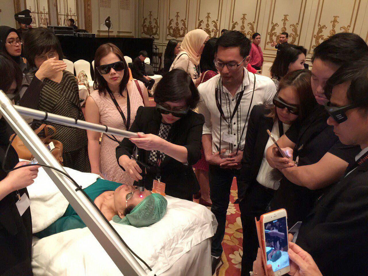 TS-BS Trần Thị Anh T&uacute; chia sẻ kinh nghiệm điều trị laser  PicoSure tại Hội nghị APAC Bangkok th&aacute;ng 6/2016